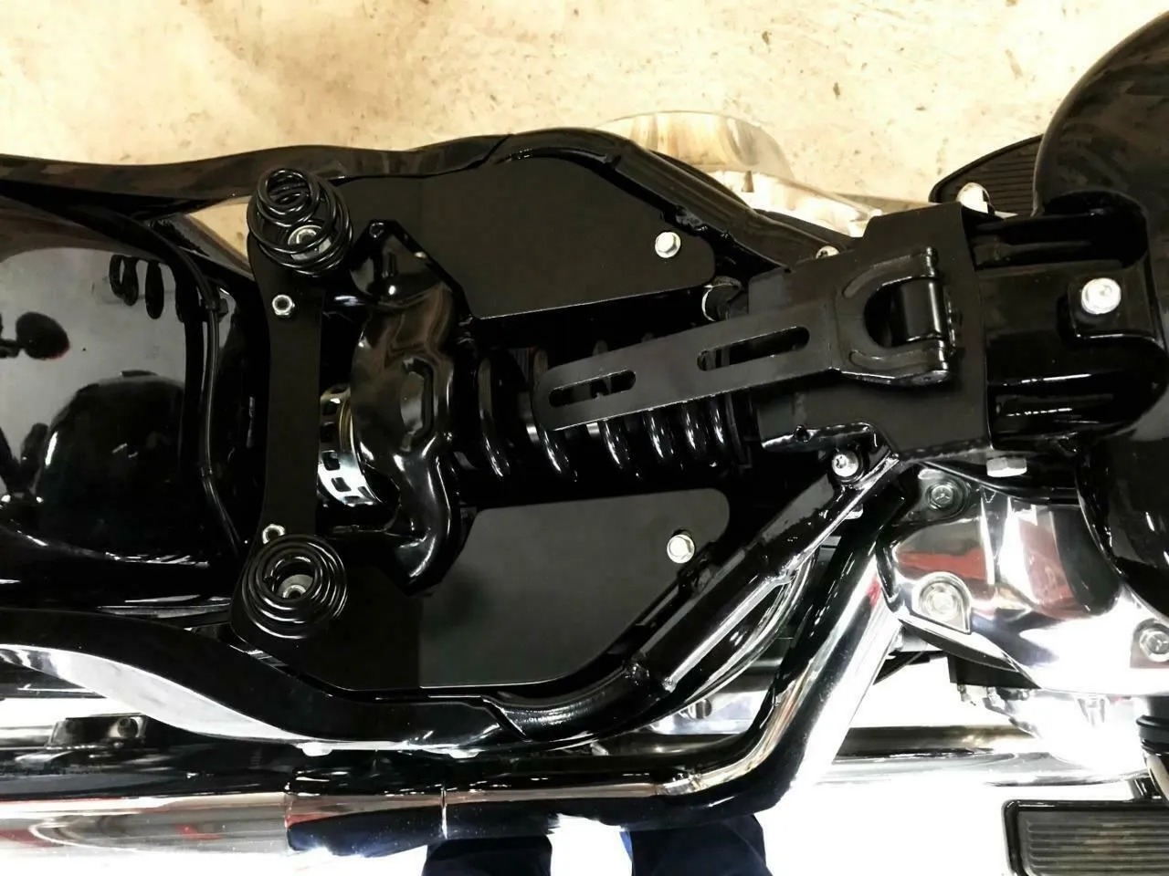 2018-2025 Harley Softail Ant BrnDis Tuck Roll Spring Seat Passenger Mounting Kit