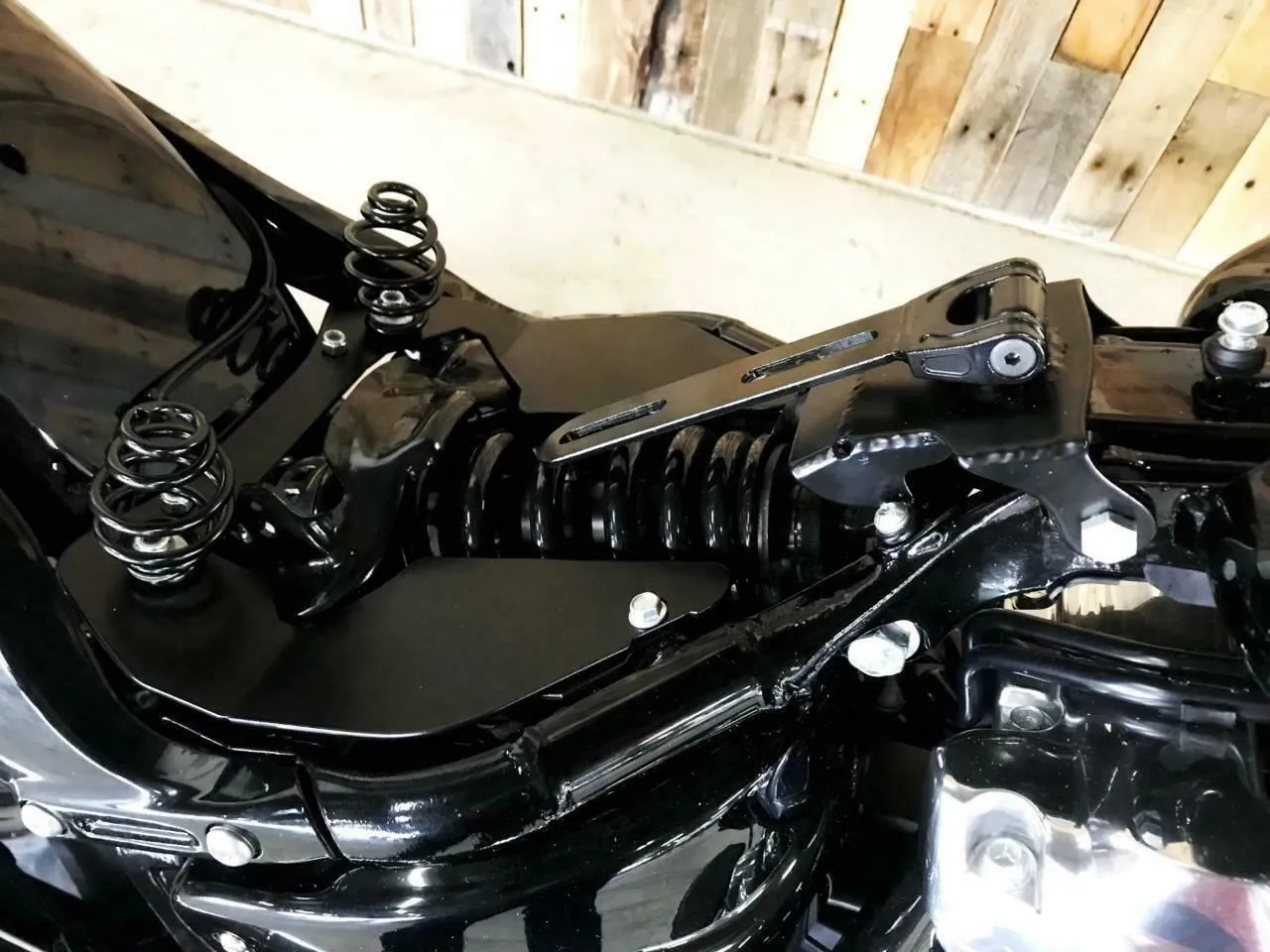 2018-2025 Harley Softail Ant BrnDis Tuck Roll Spring Seat Passenger Mounting Kit