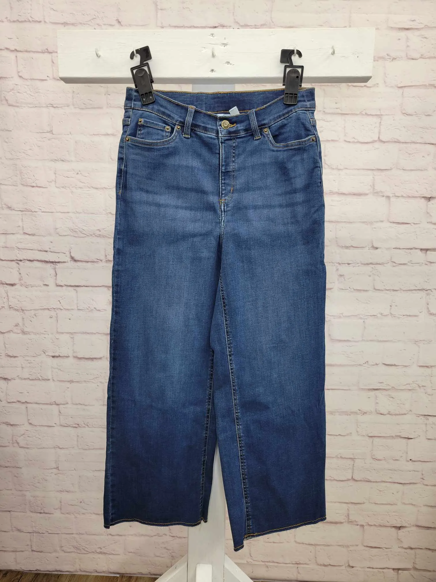 MED. WASH A393117 Denim & Co. Easy Stretch Denim Cropped Wide Leg Jeans with Fray Hem (MULTIPLE SIZES AVAILABLE)