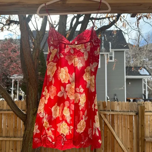 Victoria’s Secret Floral Lace Red négligée Slip lingerie Chemise Medium