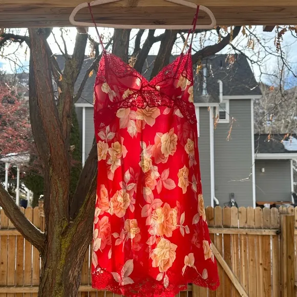 Victoria’s Secret Floral Lace Red négligée Slip lingerie Chemise Medium