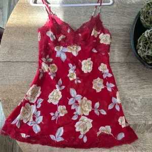 Victoria’s Secret Floral Lace Red négligée Slip lingerie Chemise Medium