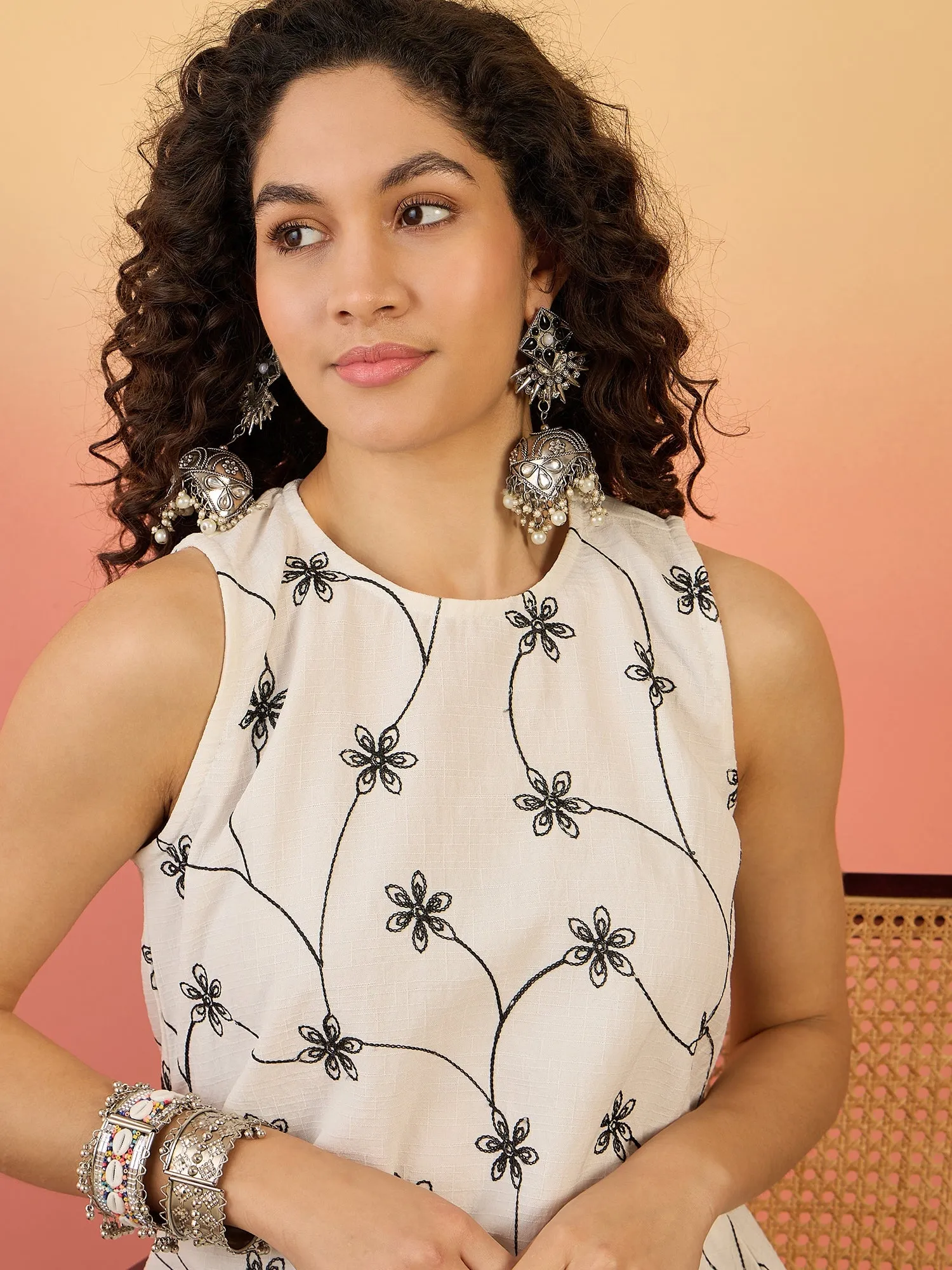 WHITE EMBROIDERY R NECK BLACK SET